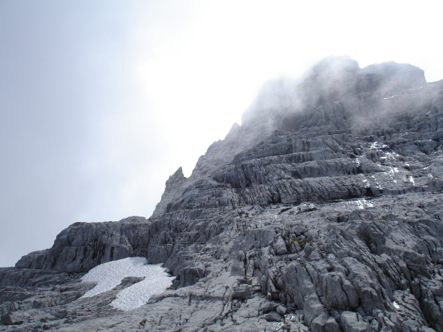 les contreforts de la Pointe Percée avec au fond l'arête du Doigt